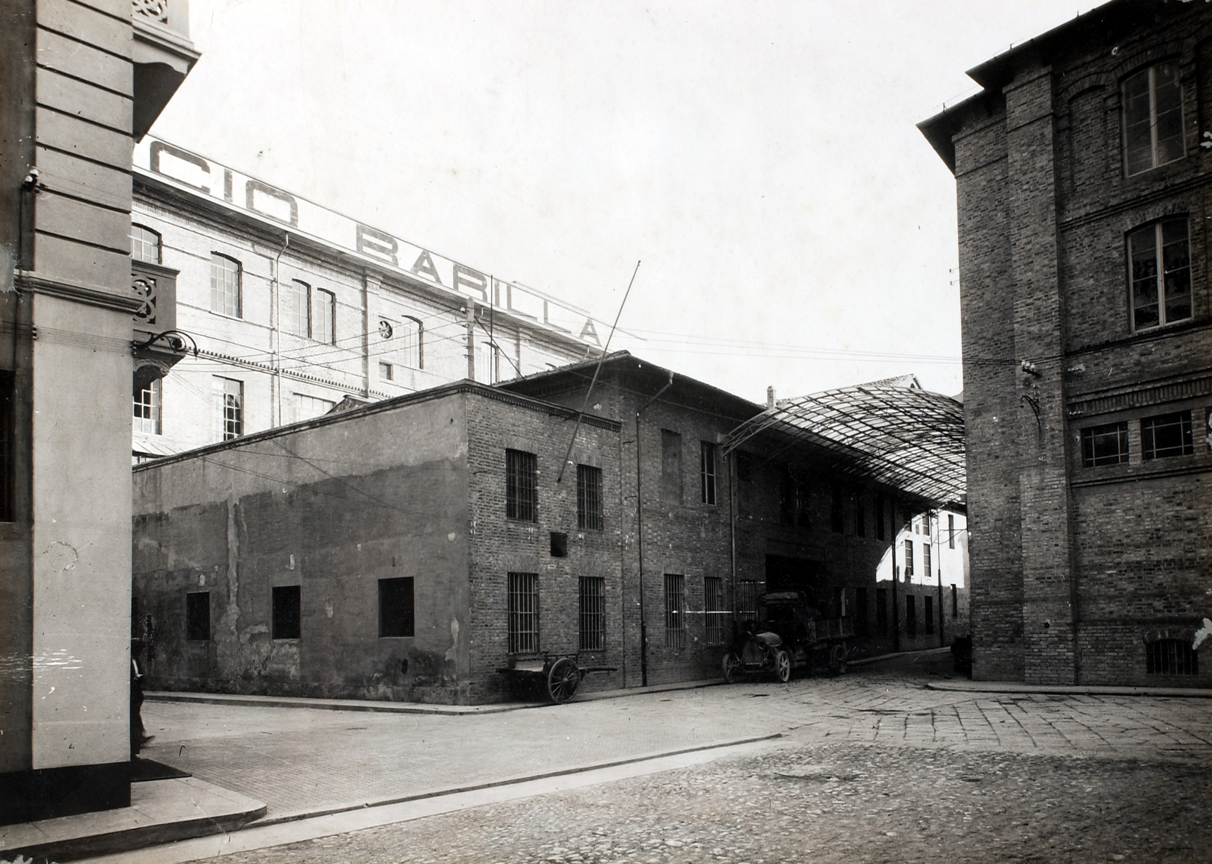 La vista che si apriva dalla porta della palazzina uffici nel 1923 [ASB, Aa 32].