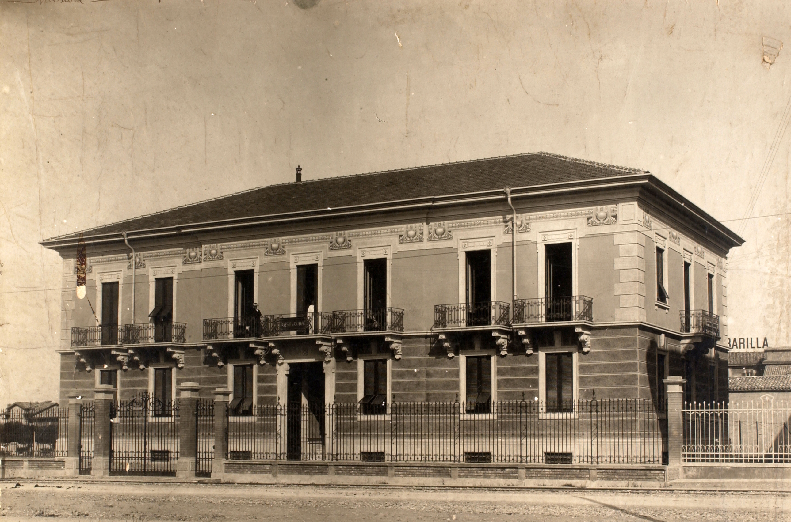 Le trasformazioni del fronte su viale Veneto (oggi viale Barilla) iniziano con l’espansione sull’area dell’ex Casa di cura Monguidi e Vecchi – qui in una foto degli anni Venti del Novecento [ASB, Aa 576] – e la realizzazione dell’edificio per uffici e abitazione.