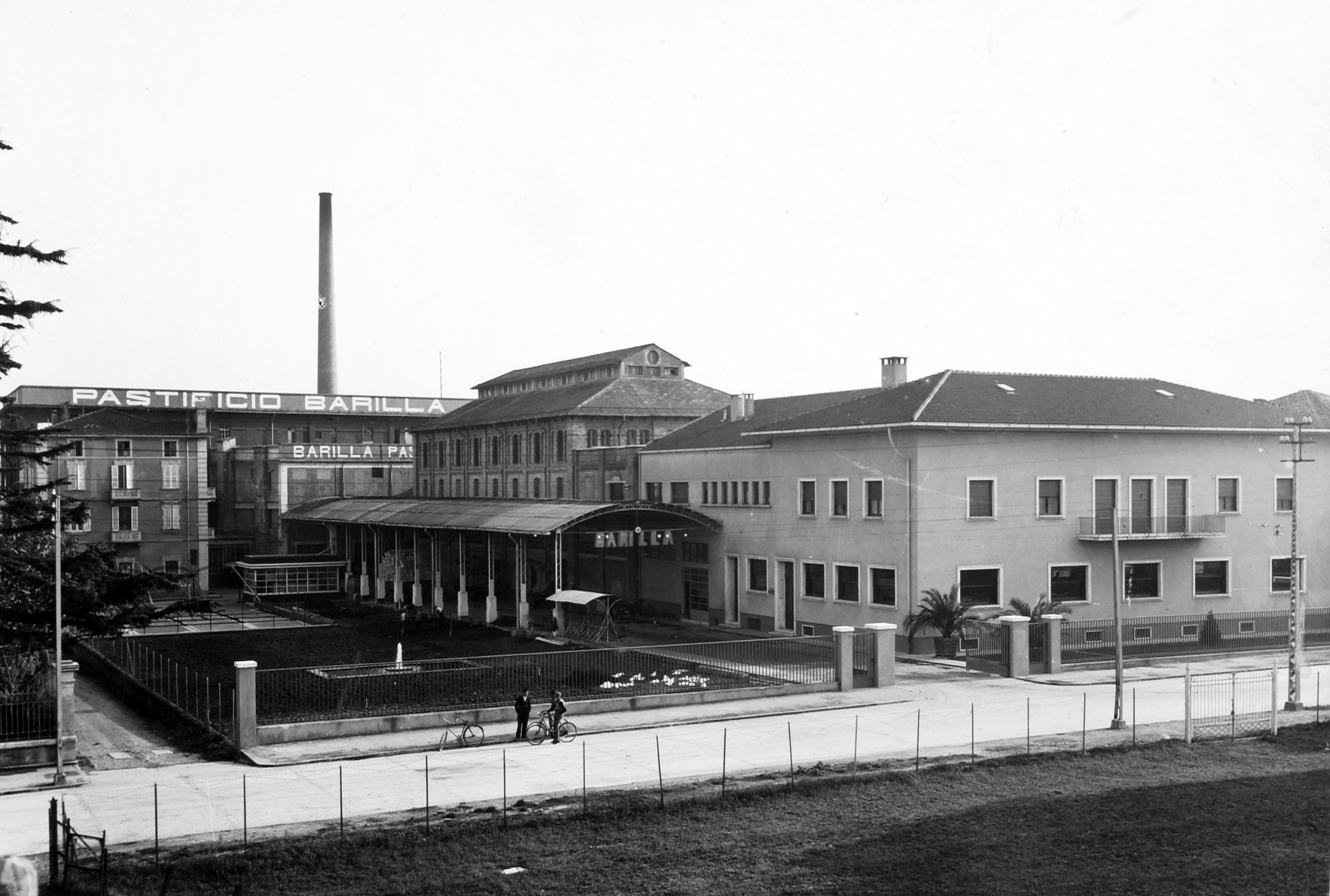 The industrial complex after the transformation made by the architect Karl Elsässer in 1933 with the Mill in the background [ASB, Aa 85].