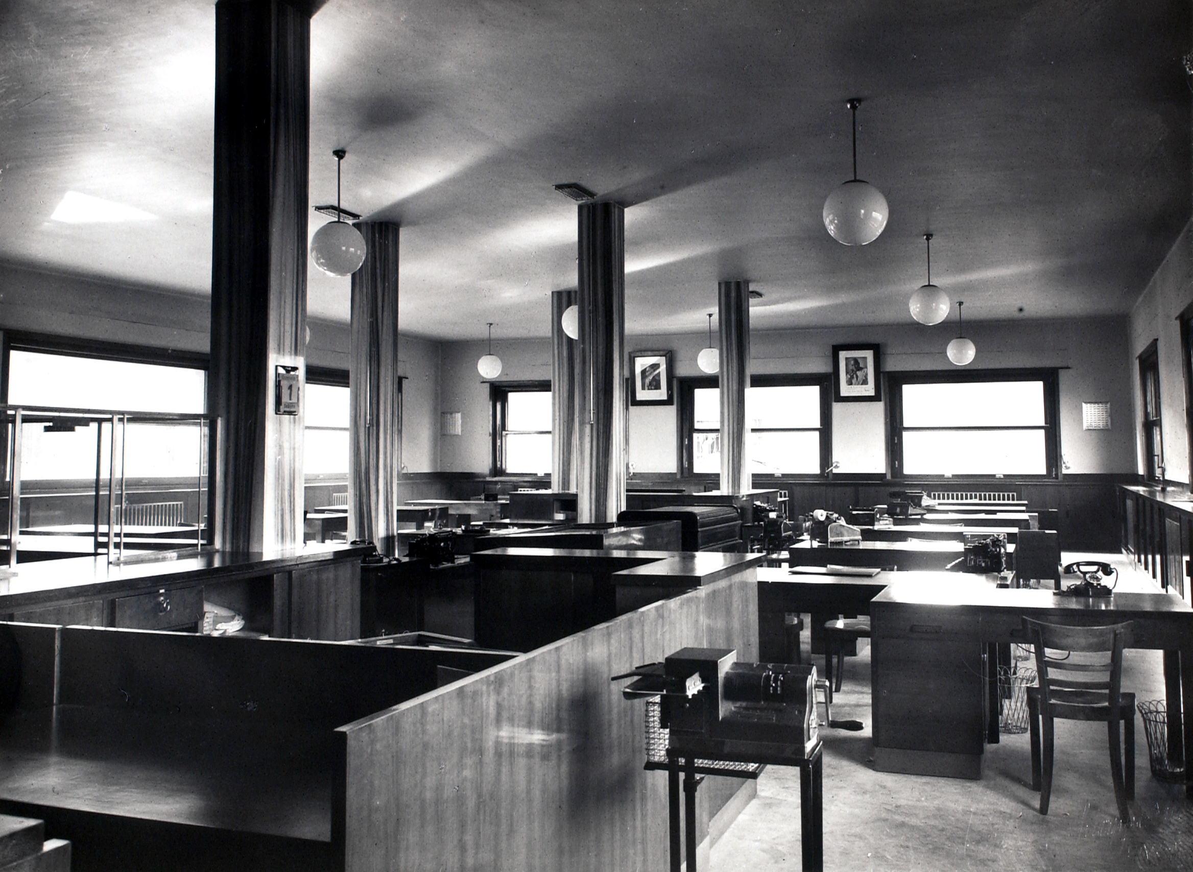 An inner view of the offices designed by the architect Elsässer in a photo by Alberto Montacchini in 1934 [ASB, Aa 128]. The inner pillars were made of steel and covered by very elegant white marble slabs.