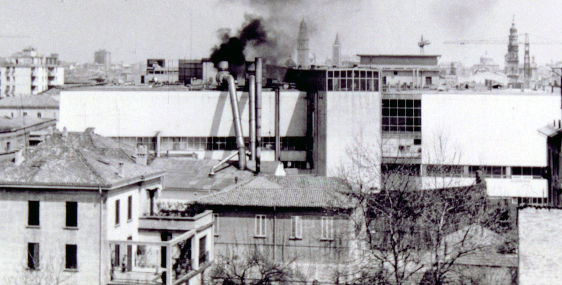 The Barilla plant at Barriera Vittorio Emanuele seen from the East in a photo by Claudio Carra [ASCPR; O, Stabilimenti].