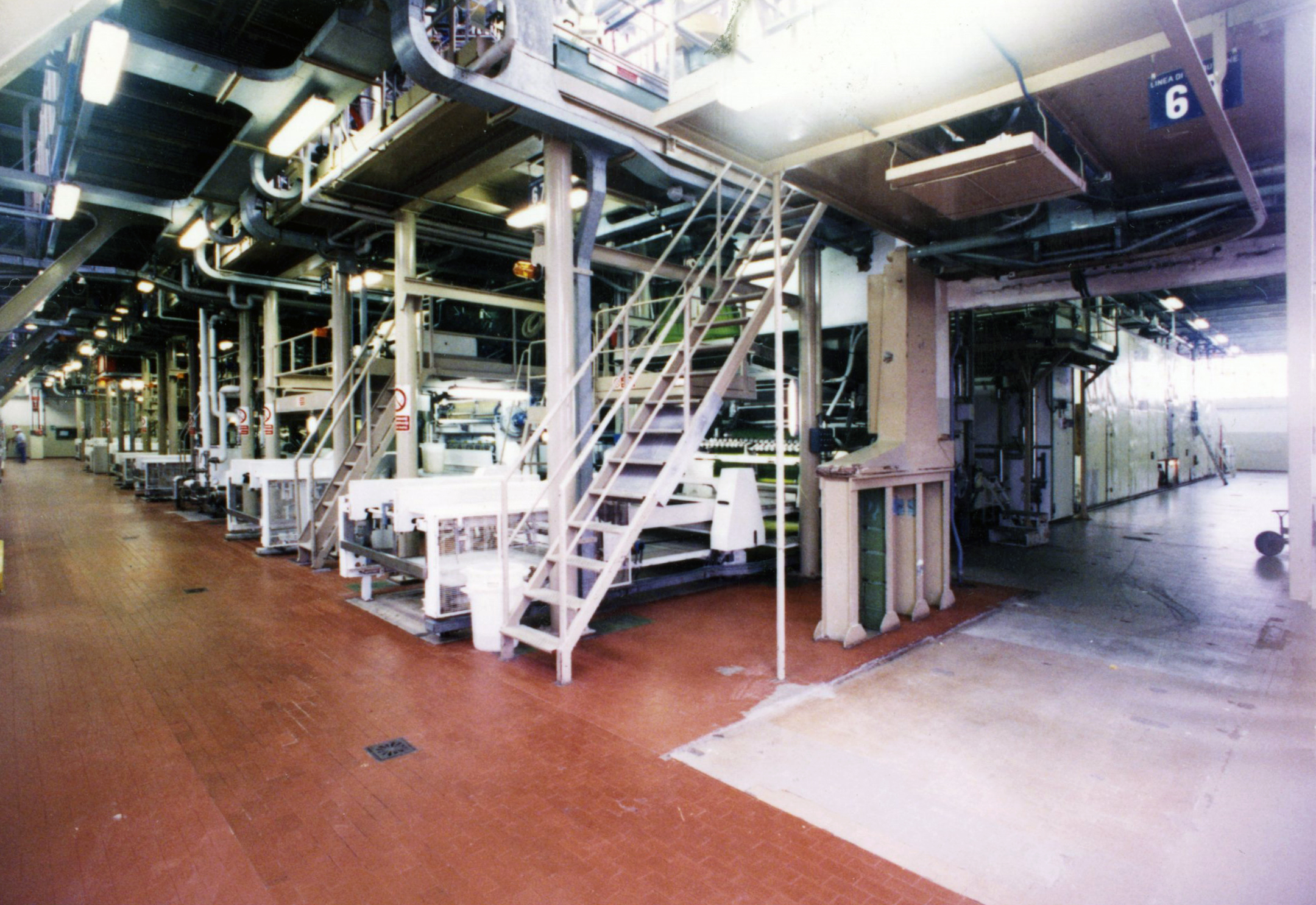 Kinta Kimura, vista del secondo piano dello stabilimento Barilla con le presse, in una foto del febbraio1995 [ASB, O, Stabilimenti].