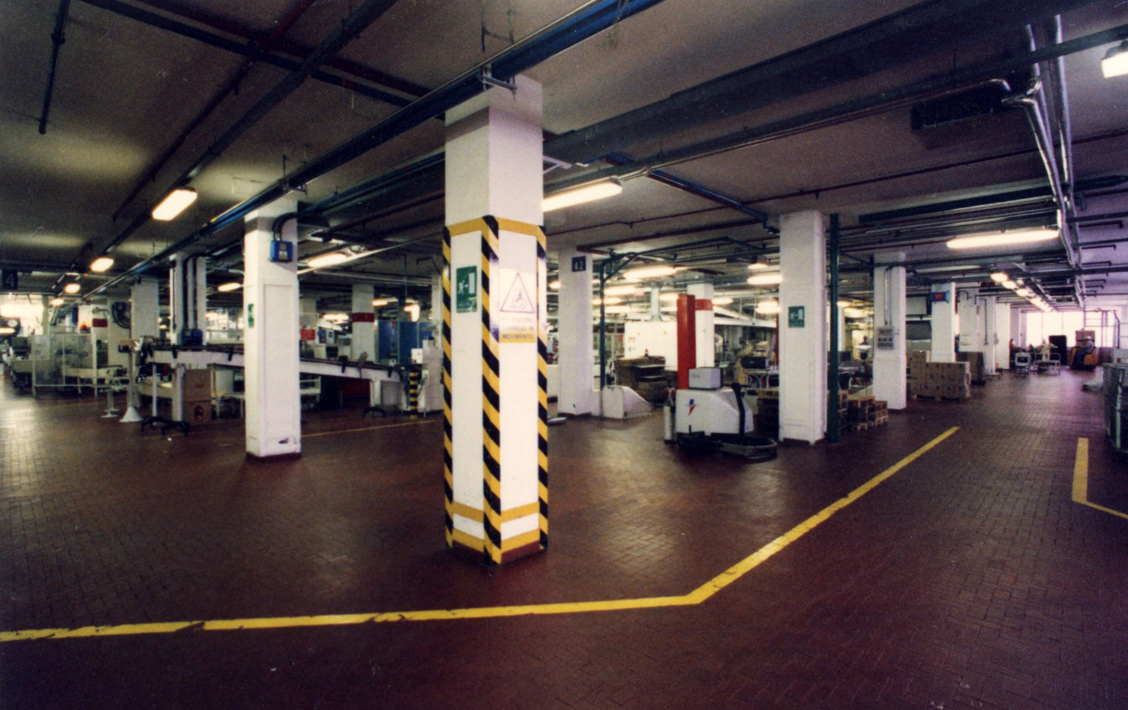 Kinta Kimura, inner view of an intermediate floor of the Barilla plant in a photo of February 1995 [ASB, O, Stabilimenti].