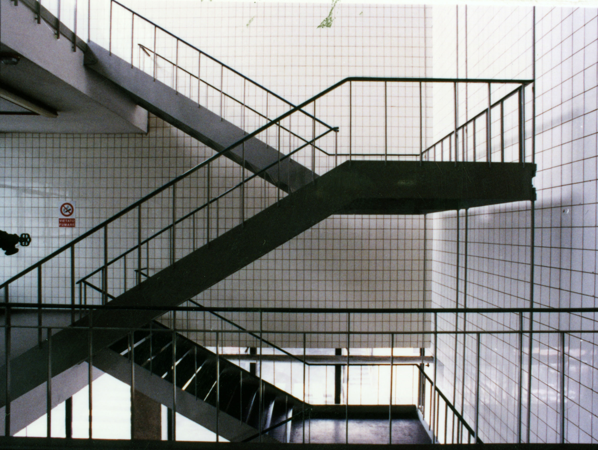 Kinta Kimura, vista della scala posta a nord-ovest, che raccordava i vari piani dello stabilimento di Barriera Vittorio Emanuele, in una foto del febbraio1995 [ASB, O, Stabilimenti].