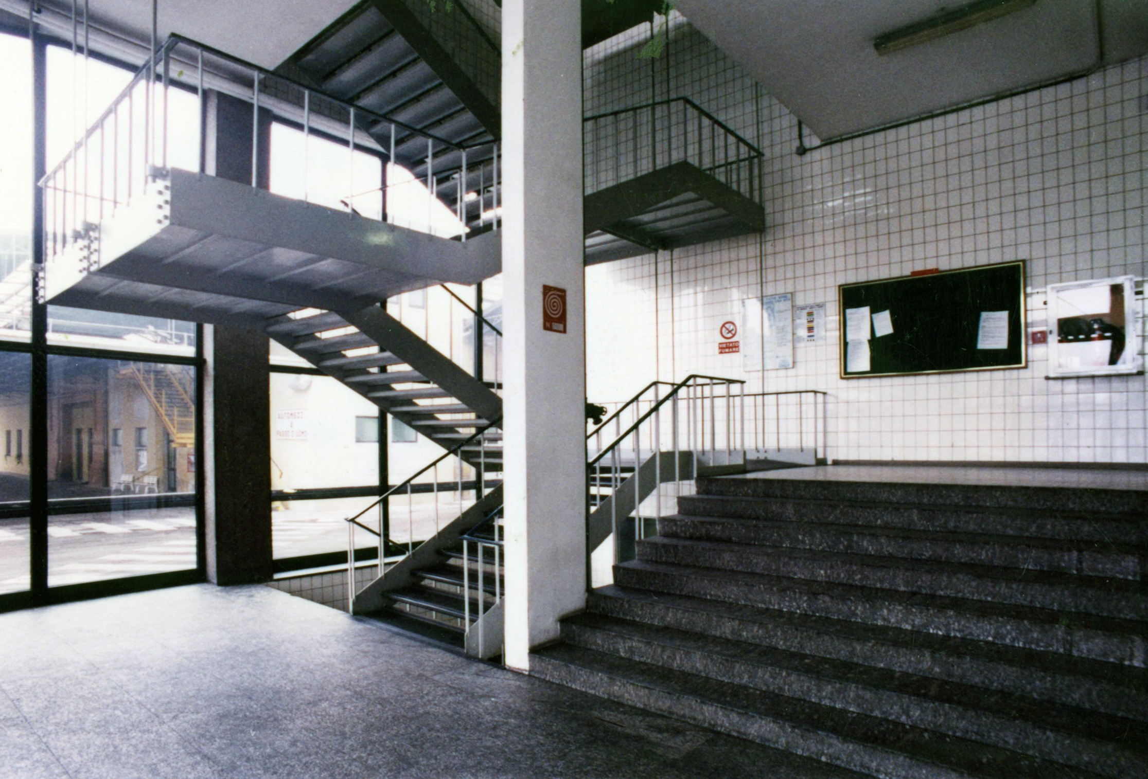 Kinta Kimura, vista dell’ingresso vetrato con la scala posta a nord-ovest, verso il cortile interno, in uno scatto del febbraio1995 [ASB, O, Stabilimenti].