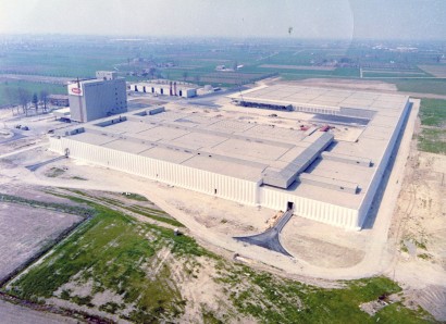 The Barilla Pedrignano Plant - here a picture taken from above by Bruno Vaghi [ASB BAR I A - Vaghi Collection 3051] - designed by the VRC Studio by the engineers Giuseppe Valtolina and Carlo Rusconi Clerici in 1968, it is characterized by refined architec