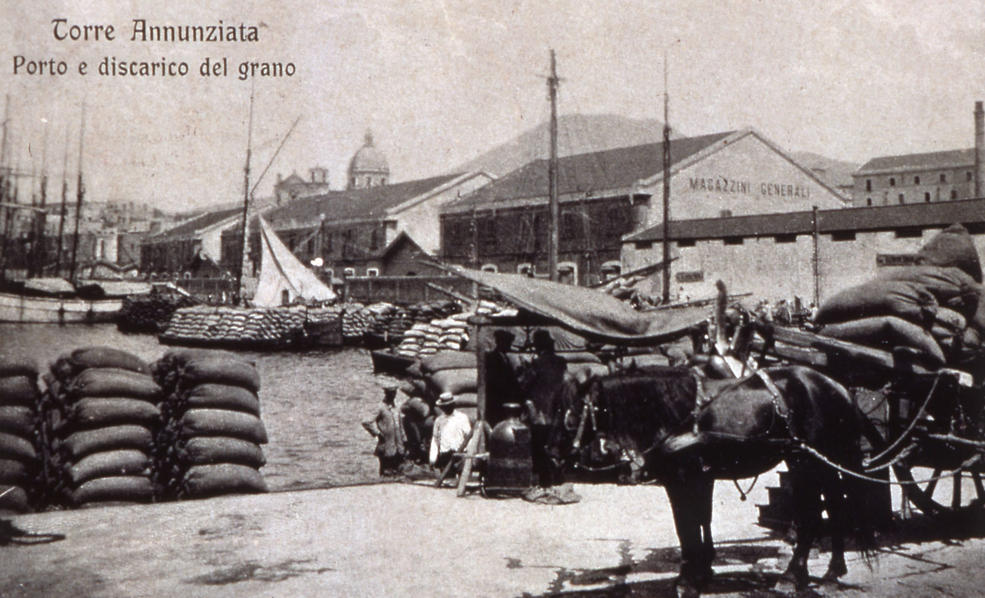 Il porto di Torre Annunziata con i sacchi di grano sulle banchine ai primid el Novecento