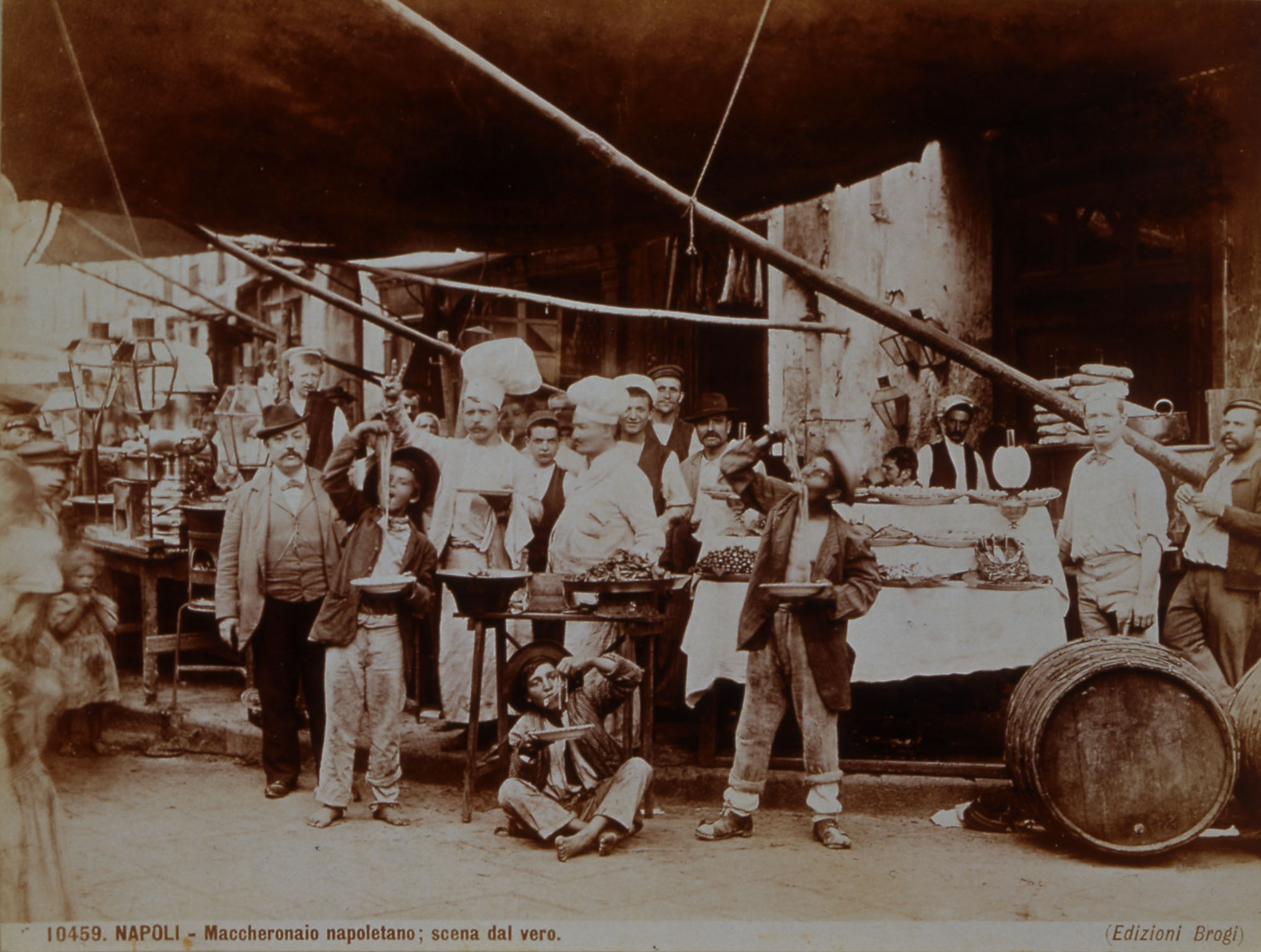 Maccheroni maker on Napoli streets in the beginning of XX Century