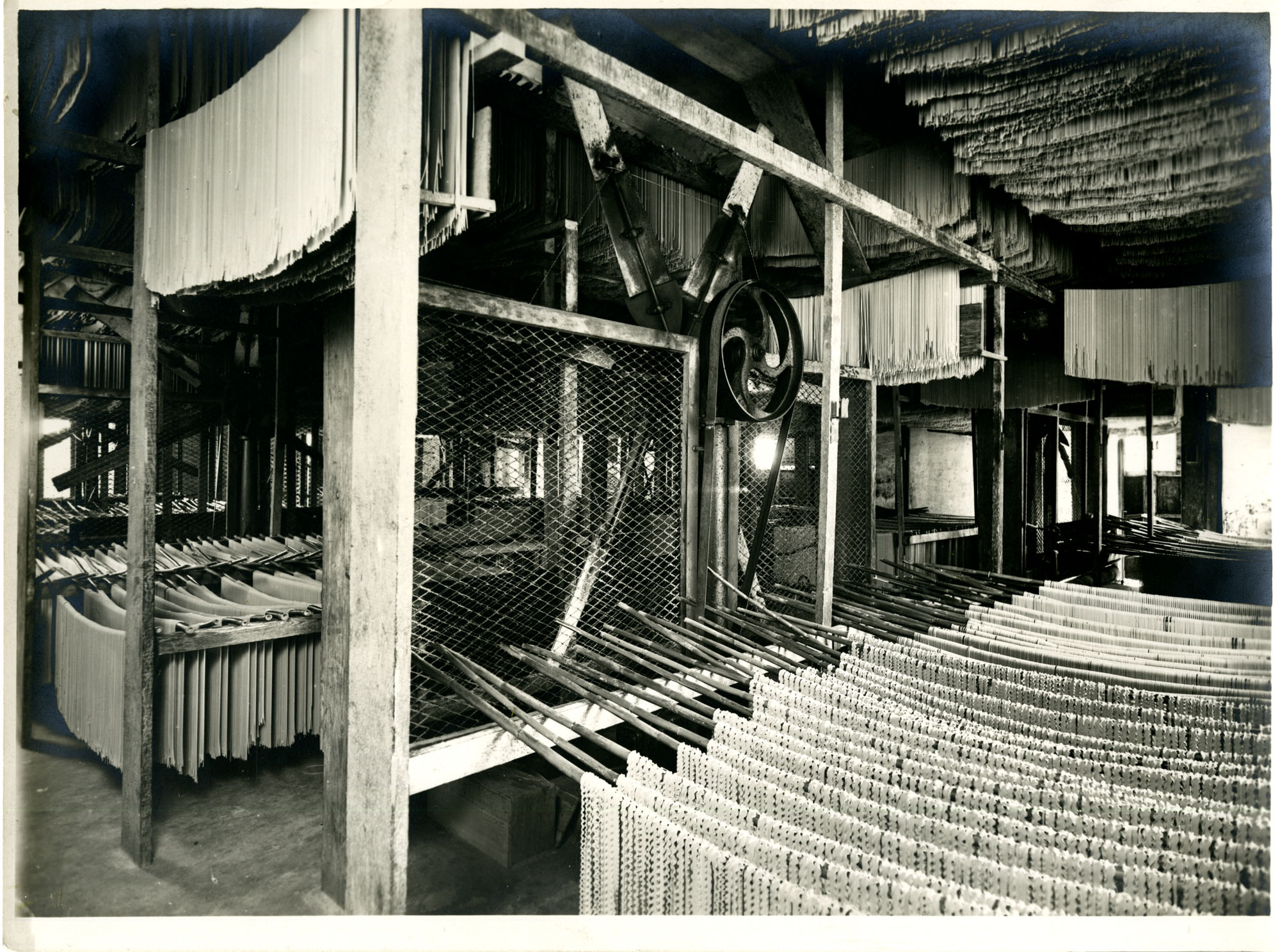 Il reparto essiccazione del pastificio Voiello negli anni Venti del Novecento
