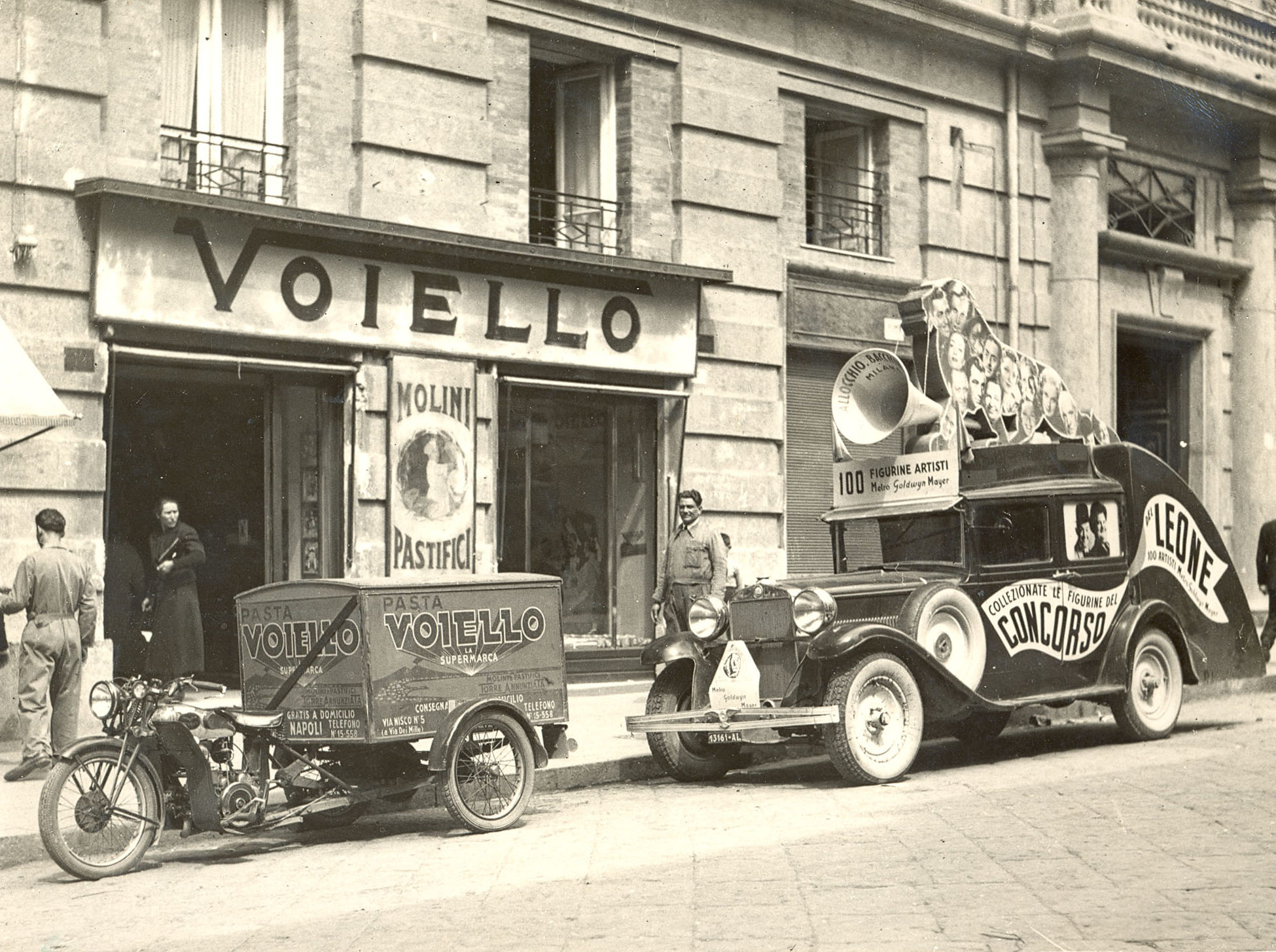 Un motociclo pubblicitario Voiello davanti al negozio di vendita negli anni Venti del Novecento