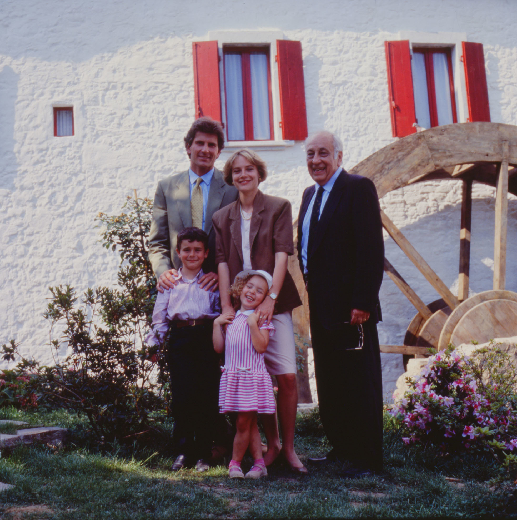 La Famiglia del Mulino posa davanti alla ruota del Mulino di Chiusdino durante le riprese degli spot del 1990