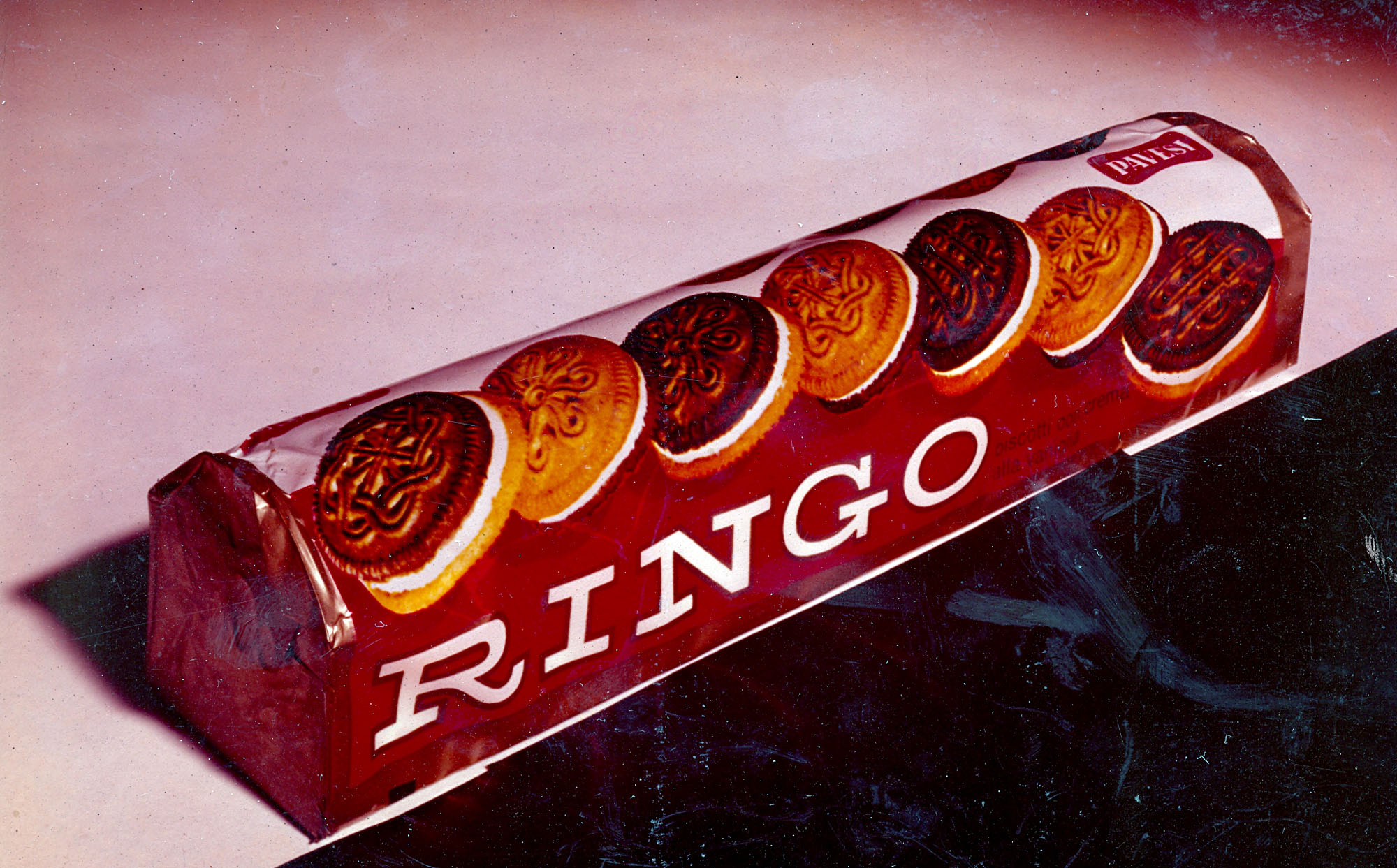 The first Ringo packaging in 1967 highlighting the double color of the biscuits