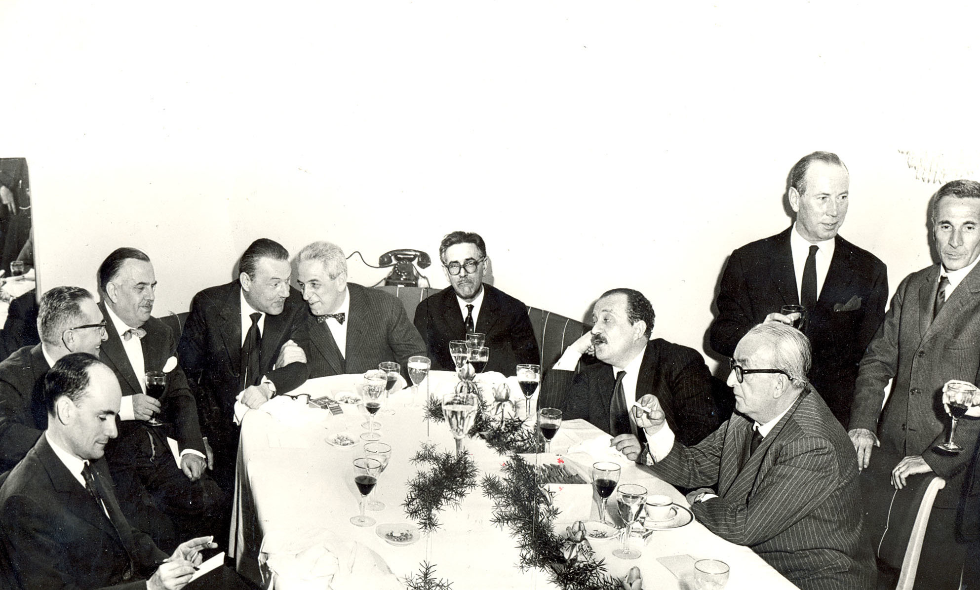 Mario Pavesi at Savini Restaurant in Milan together with various exponents of the world of the arts and culture in the Sixties