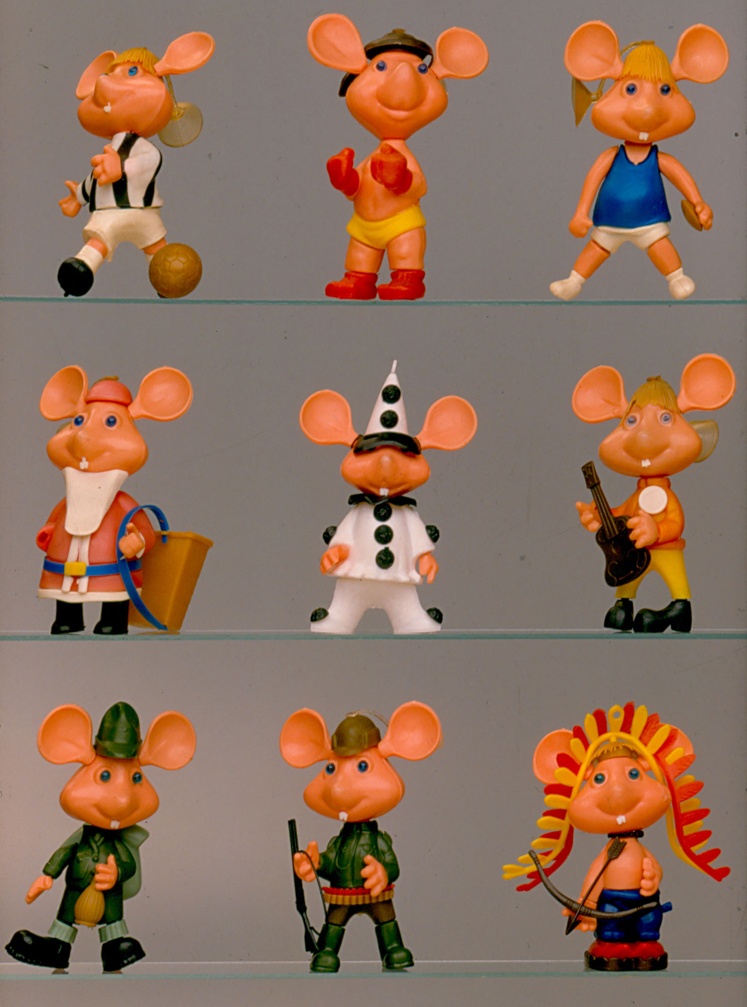 Some of the plastic Topo Gigio action figures offered as a gift with Pavesini in 1966