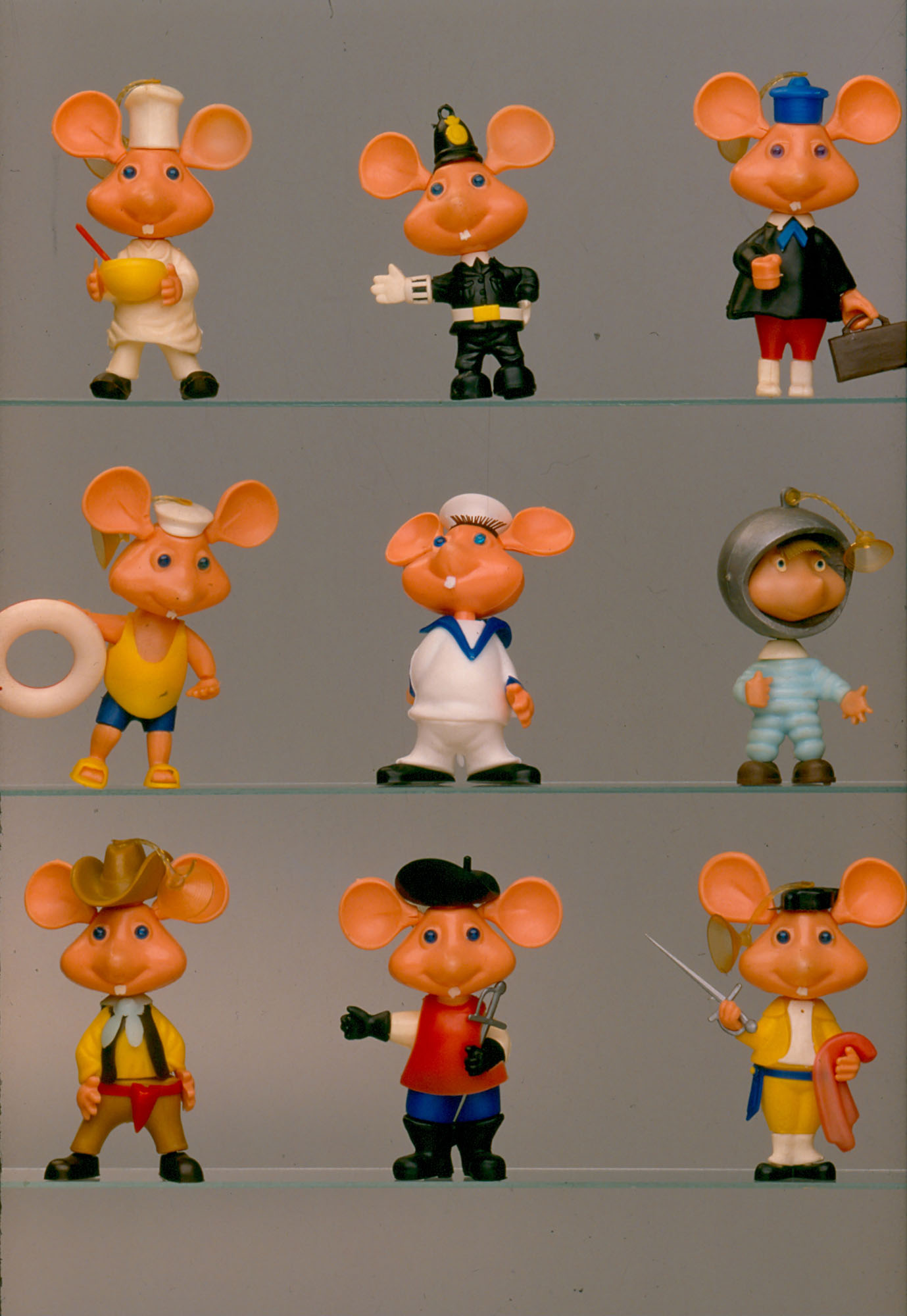 Alcuni dei pupazzetti in plastica di Topo Gigio offerti in omaggio con i Pavesini nel 1966