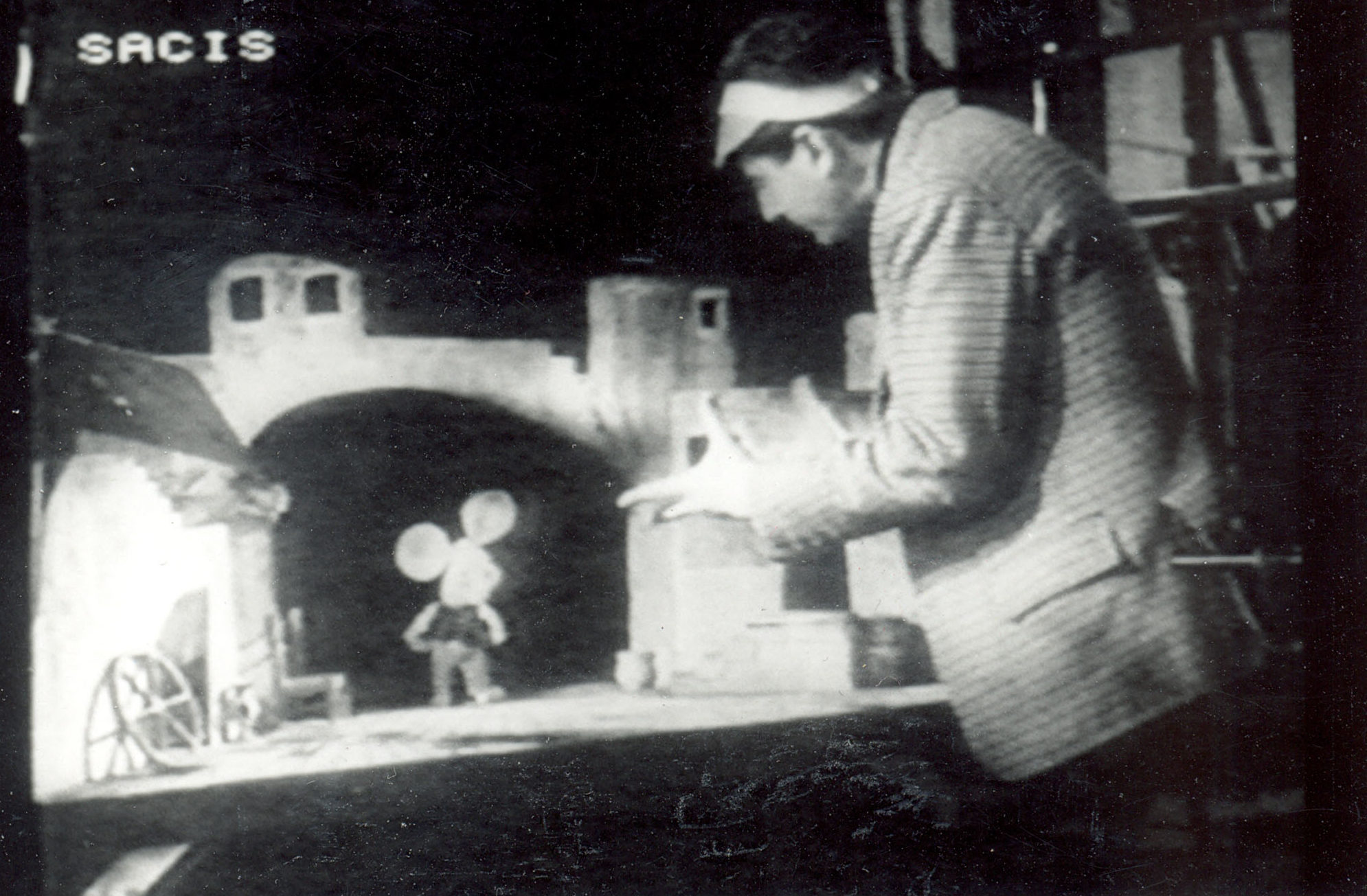 Dal 1963 Topo Gigio è protagonista, con l'attore Ettore Conti dei Caroselli Pavesi