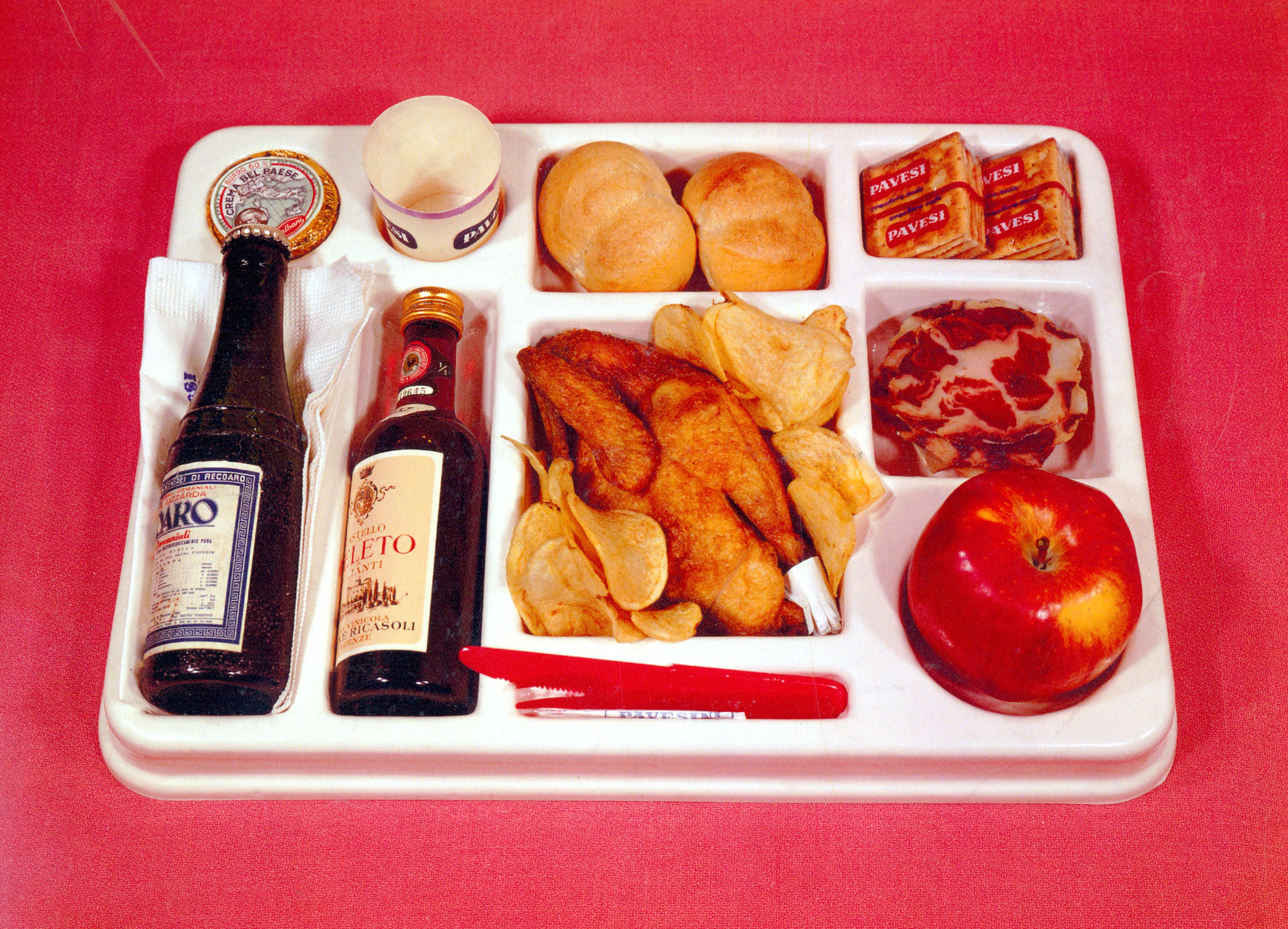 Picture of the tray with the full lunch menu at the Service Station