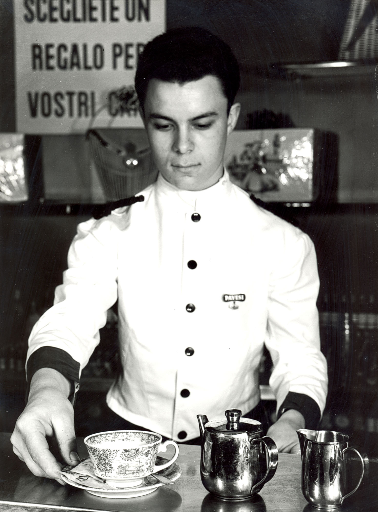 The staff wearing the uniform and the branded mugs and plates that characterize the internal part of the Pavesi Service Stations