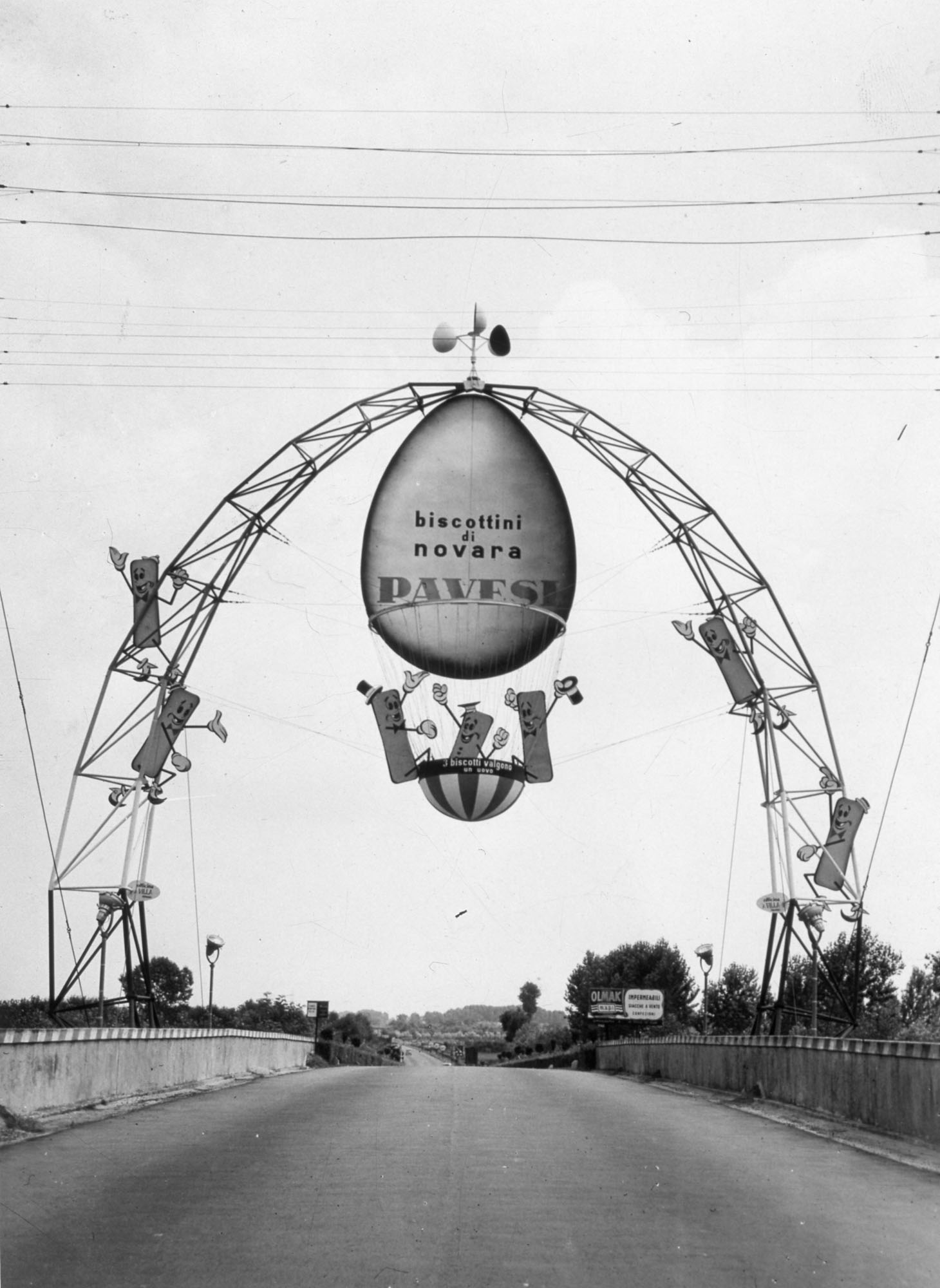 Struttura pubblicitaria sull'autostrada Torino-Milano nei pressi dell'autogrill di Novara