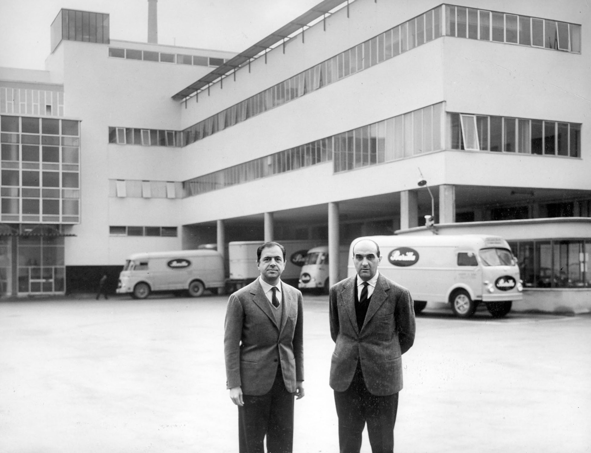 1955 - Gianni e Pietro Barilla davanti al rinnovato stabilimento di Viale Veneto