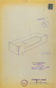 Brevetto per la confezione della pasta all’uovo con finestratura ad angolo [Archivio Centrale dello Stato, Fondo Ufficio Italiano Brevetti e Marchi, n. 75571 del 20/10/1955]. Pur tecnicamente evolute, queste confezioni, forse dall’aspetto troppo “freddo” e asettico, non incontrarono il favore dei consumatori.