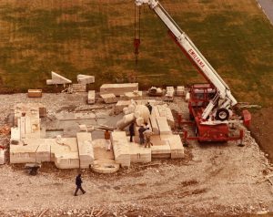 Montaggio Del Monumento Campi Di Grano, 1982 (Foto G. Amoretti)