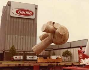 Montaggio Del Monumento Campi Di Grano, 1982 (Foto G. Amoretti)