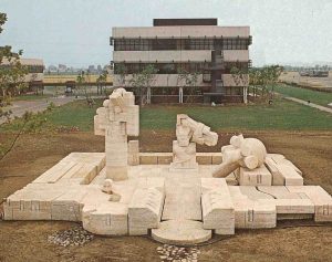 Montaggio Completato Del Monumento Campi Di Grano, 1982 (Foto G. Amoretti)