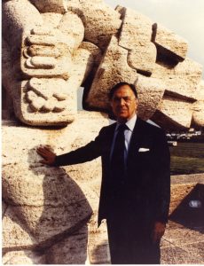 Pietro Barilla Accarezza La Scultura Di Cascella, 28.06.1982 (Foto G. Amoretti)