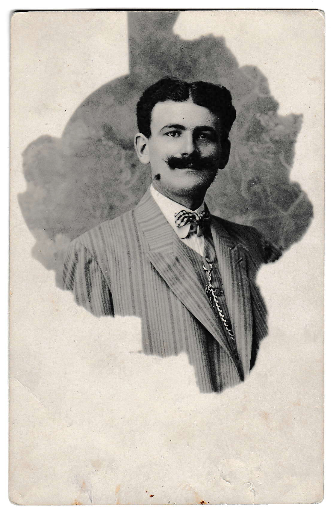 Ritratto fotografico di Gualtiero Medioli su carte postale del 1910 circa (Parma, Archivio Famiglia Medioli).