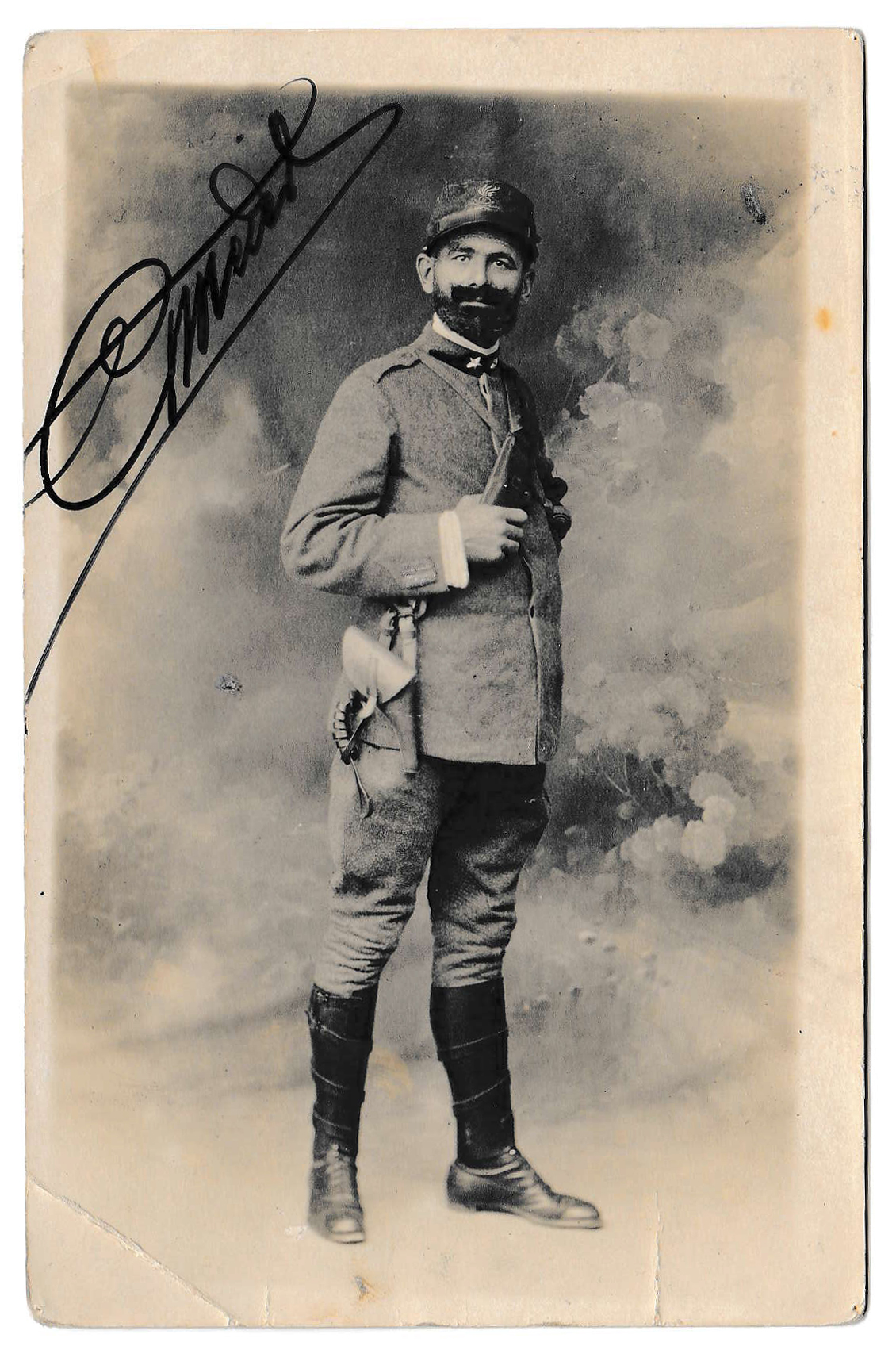 Gualtiero Medioli in divisa in una cartolina spedita dal fronte nel 1916 alla moglie Adalgisa (Parma, Archivio Famiglia Medioli).