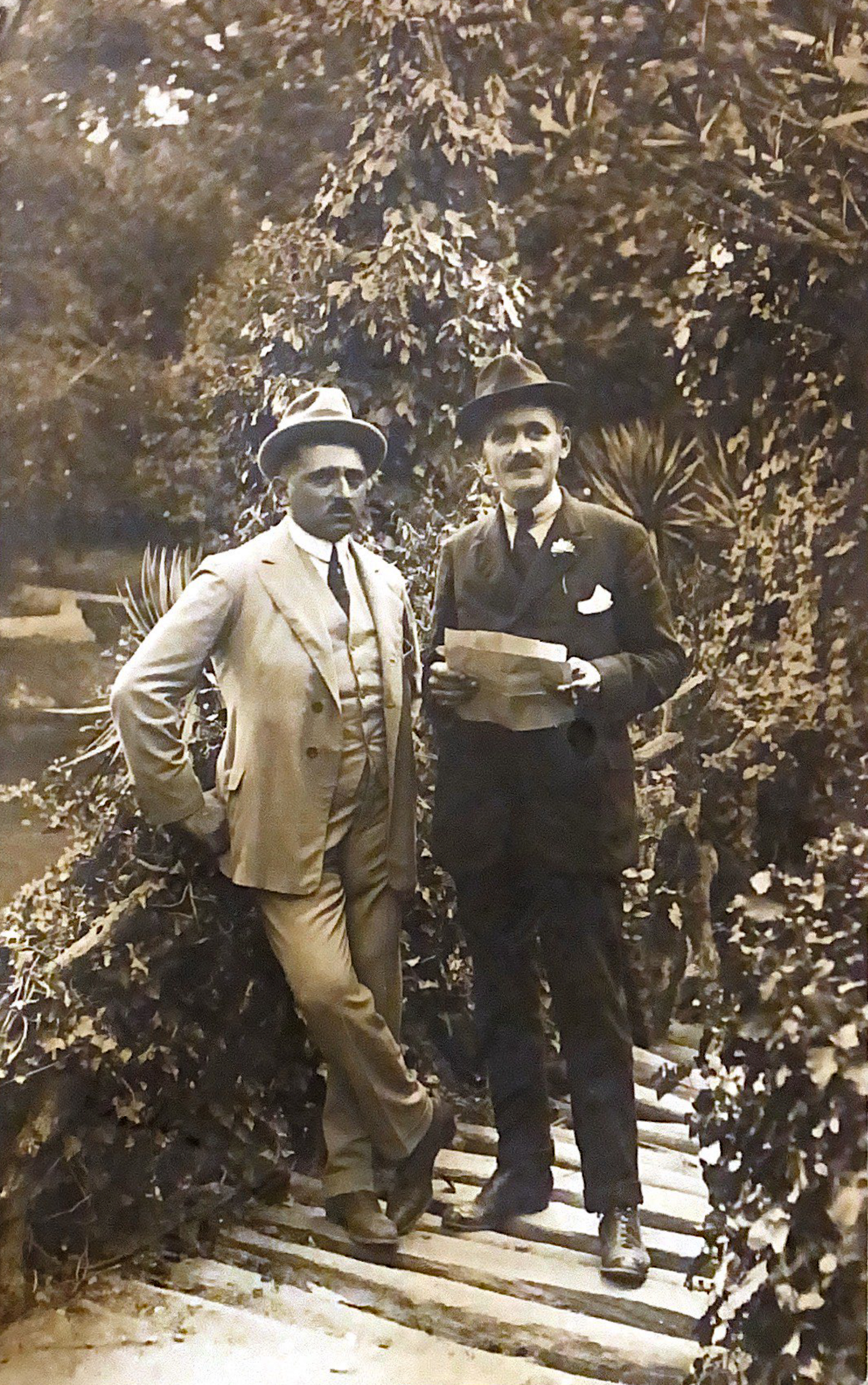 Riccardo Barilla (a sin.) e Gualtiero Medioli fotografati a Bagni di Lucca nel giugno del 1923 (Parma, Archivio Famiglia Medioli)