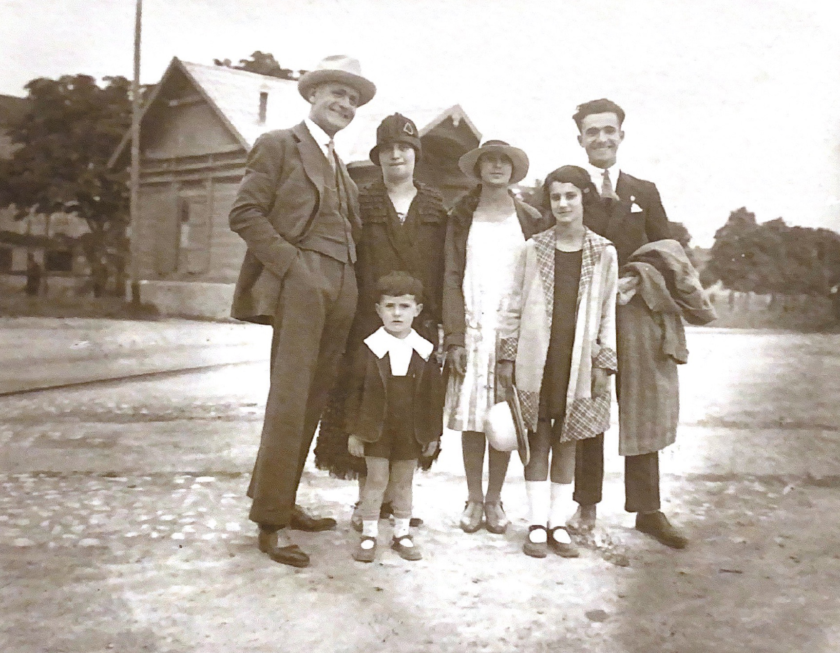 Gualtiero Medioli con la moglie Adalgisa e i figli (in ordine d’età) Guido, Elsa, Anna e Giulio Cesare ripresi in zona Cittadella a Parma intorno al 1926 (Parma, Archivio Famiglia Medioli).