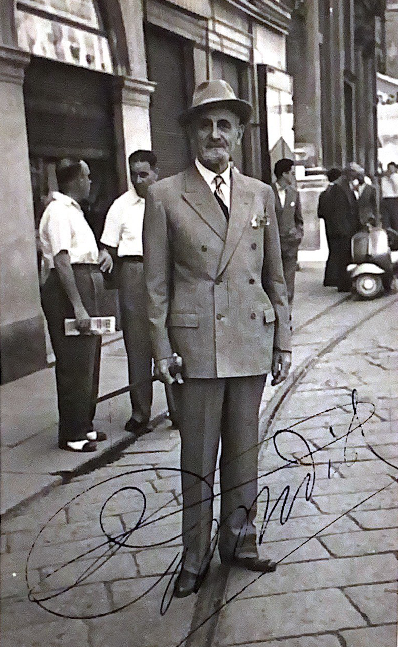 Gualtiero Medioli ripreso in via Cavour a Parma nel marzo del 1954 (Parma, Archivio Famiglia Medioli).