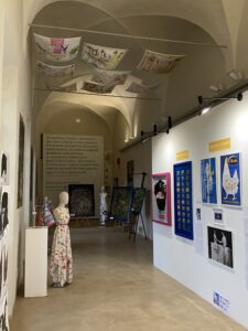 Food Culture Food Couture 1 Un'immagine dell’allestimento della mostra con i documenti dell’Archivio Storico Barilla in primo piano.