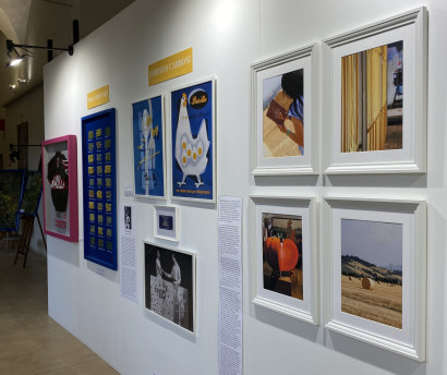 Una immagine dell’allestimento della mostra con i documenti dell’Archivio Storico Barilla in primo piano.